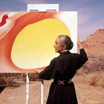 Georgia O'Keeffe (1887 - 1986) devant une de ses toiles de sa série "Pelvis Serie - Red With Yellow". Photo prise à Albuquerque (Nouveau-Mexique), en 1960