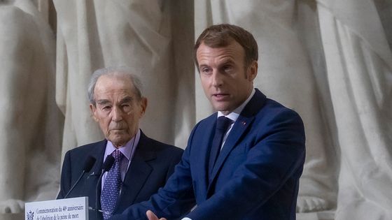 Emmanuel Macron et Robert Badinter exhortent à "l'abolition universelle" de la peine de mort ©AFP - Ian Langsdon
