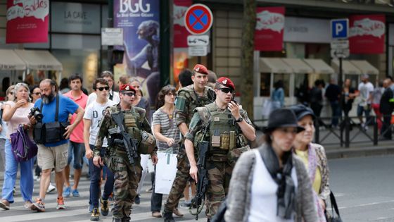 Des soldats français de l'opération Sentinelle des forces de sécurité antiterroristes patrouillent près des Galeries Lafayette à Paris le 15 juillet 2016 ©AFP - MATTHIEU ALEXANDRE / AFP