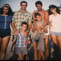 Elie Pressmann et la famille de sa sœur Marcelle au kibboutz Carmia, 1965. De gauche à droite : Marcelle, Toto, Elie, Ilana ; au premier rang, Yaron et Haggi.