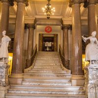 Escalier central de l'Opéra-comique, deux statues : du côté Marivaux 'Manon' de Mercié, du côté Favart : 'Carmen' de Guiraud-Rivière, 4 novembre 2014