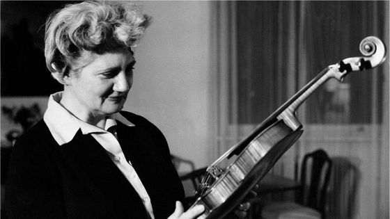La violoniste britannique d'origine italienne Gioconda De Vito avec son violon. Elle décide d'interrompre sa carrière en 1961, à l'âge de 54 ans. ©Getty - Marisa Rastellini/Mondadori