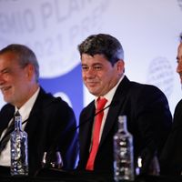 Jorge Diaz, Agustin Martinez and Antonio Mercero, vainqueurs du Prix Planeta 2021 derrière le pseudonyme Carmen Mola