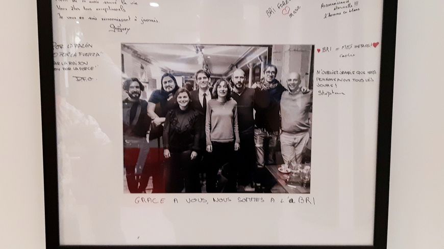 Le "merci" des otages aux policiers de la BRI affiché dans les locaux de la brigade au 36 quai des Orfèvres