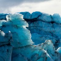 Flèches de glace irrégulières sur une zone de fracture de glacier