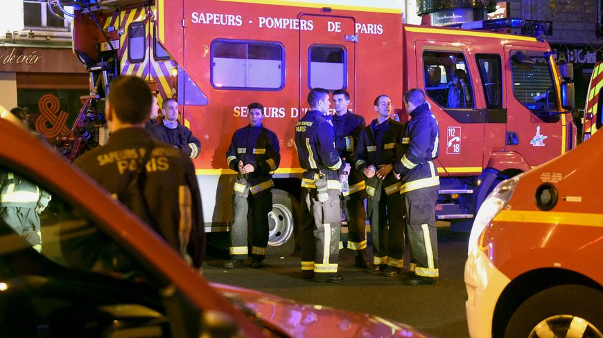Pompiers de Paris à proximité du Bataclan le 14 novembre 2015.