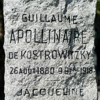 France, Paris, 20e, Cimetière du Père-Lachaise : la tombe du poète Guillaume Apollinaire (1880-1918), Menhir imaginé par Pablo Picasso en 1924