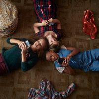 Trois adolescentes regardant leurs smartphones