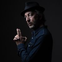 Portrait de l'auteur-compositeur-interprète Arthur H à Paris, le 26 août 2021.