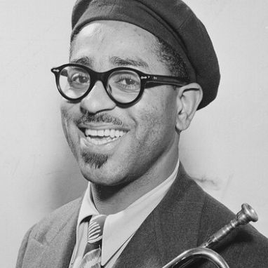 1942, le trompettiste Dizzy Gillespie rejoint l’orchestre de Benny Carter.