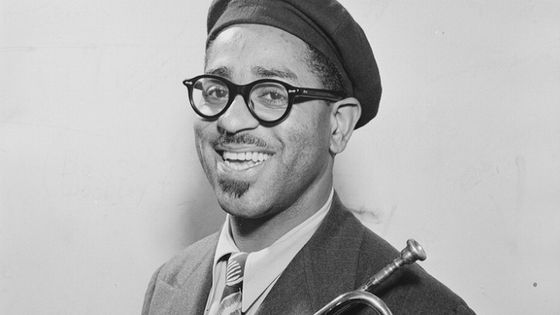 1942, le trompettiste Dizzy Gillespie rejoint l’orchestre de Benny Carter. - jazziz.com