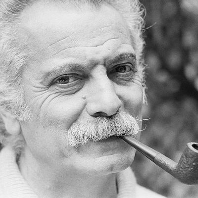 Georges Brassens dans son jardin à Paris - Photo de James Andanson/Sygma