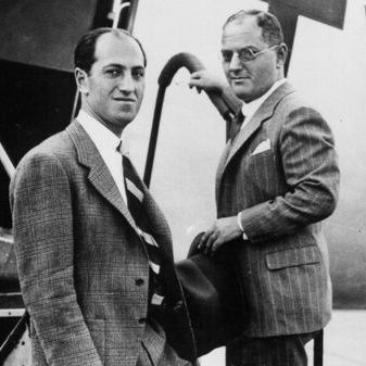 10 août 1936, George Gershwin et Ira Gershwin, à bord d'un avion de la TWA à Newark, New Jersey, USA