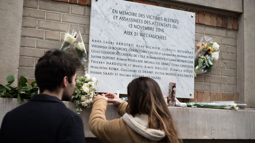 La Belle Équipe, rue de Charonne, est le lieu où l'on a déploré le plus de morts après le Bataclan : 20 personnes abattues sur-le-champ. Plaque commémorative dévoilée le 13 novembre 2017.