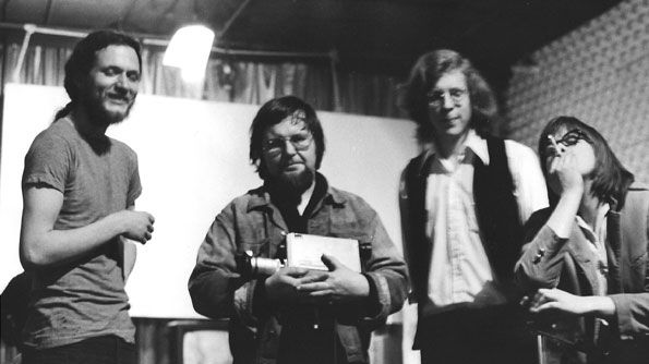 de gauche à droite : Dimitri Devyatkin (co-réalisateur vidéo), Woody Vasulka, Rhys Chatham (directeur musical), Steina Vasulka