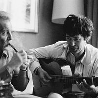 Le chanteur et guitariste espagnol Paco Ibáñez aux côtés du chanteur Georges Brassens