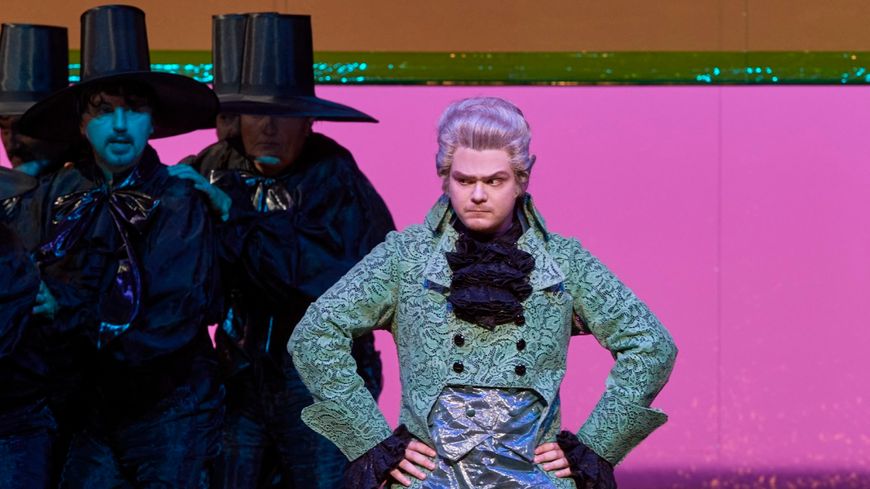 Rossini, Le Barbier de Séville – direction musicale Michele Mariotti, m en scène Herbert Fritsch : Stefan Astakhov (Fiorello), Chœur de l’Opéra d’Etat de Vienne
