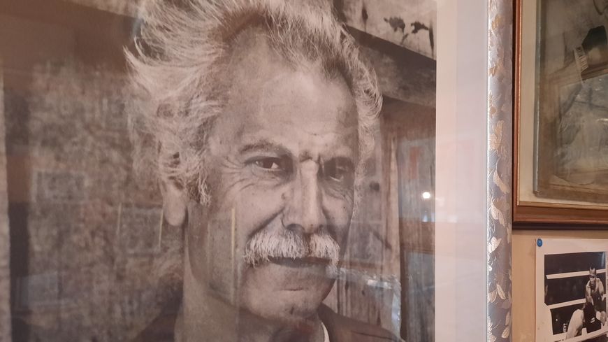 Les murs du bistrot "Chez Walczak" sont constellés de photographies de Georges Brassens