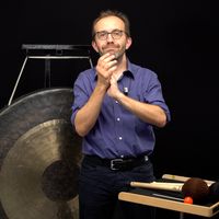 Le percussionniste et timbalier Benoît Gaudelette devant un tamtam