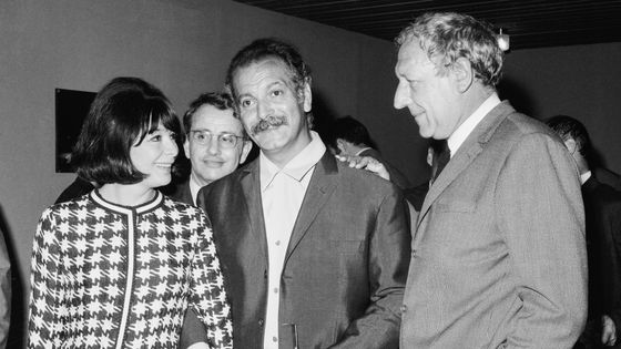 Juliette Gréco, Georges Brassens et Georges Wilson à leur arrivée au Théâtre National Populaire (TNP), à Paris, le 14 juin 1966 ©Getty