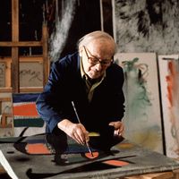 Le peintre Joan Miró dans son atelier.