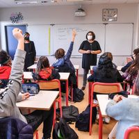 Des professeurs donnent cours aux élèves de Lyon, le 15 octobre 2021, un an après le décès du professeur de français Samuel Paty.