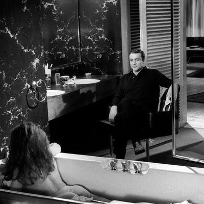 Sean Connery et Luciana Paluzzi dans Thunderball de Terence Young, 4e épisode de la série 007 en1965.