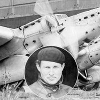 Jean Mermoz et son avion "Arc-en-ciel" (non daté). Il a été le premier pilote à voler de Rio de Janeiro à Santiago du Chili à travers les Andes (05.1930)