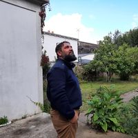 Paolo Ferreira dans son jardin, à Rezé