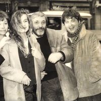 De gauche à droite, Evelyne Ker, Sandrine Bonnaire, Maurice Pialat et Dominique Besnehard sur le tournage du film 'A nos amours' de Maurice Pialat