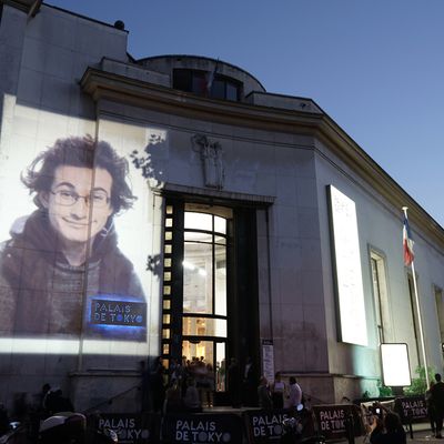 Projection de John Hamon sur la façade du Palais de Tokyo, à Paris