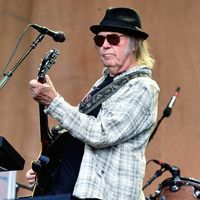 L'auteur-compositeur, chanteur et guitariste Neil Young