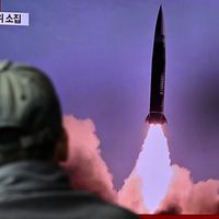 Un homme regarde à la télévision sud-coréenne les images du lancement du missile nord-coréen à partir d’un sous-marin, mardi 19 octobre 2021.