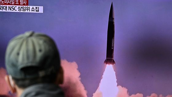 Un homme regarde à la télévision sud-coréenne les images du lancement du missile nord-coréen à partir d’un sous-marin, mardi 19 octobre 2021. ©AFP - Anthony WALLACE / AFP