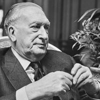 Sir William Walton, compositeur (Oldham, Lancashire, 29 mars 1902 – Ischia, 8 mars 1983)