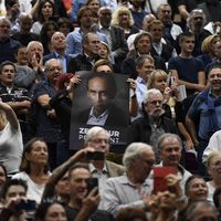 À Béziers (RN), une affiche d'Eric Zemmour abordée lors de la présentation de son dernier livre, samedi 16 octobre
