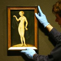 Accroche de la "Venus" de l'artiste allemand Lucas Cranach l'Ancien (1472-1553) à la Royal Academy of Arts de Londres, le 4 mars 2008.