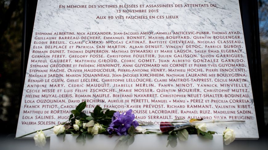 13 novembre 2017 : dévoilement à Paris d'une plaque commémorative en hommage aux 90 personnes tuées au Bataclan le 13 novembre 2015.