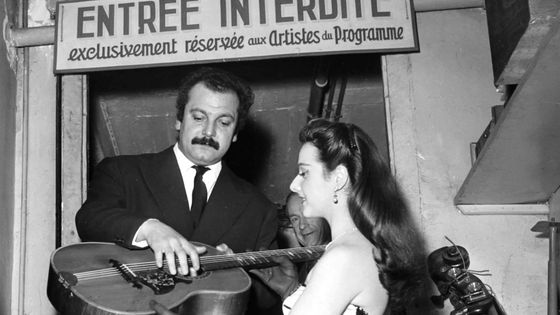 Georges Brassens dans les coulisses de Bobino, à Paris, vers 1950 ©Getty