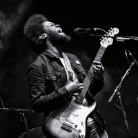 Michael Kiwanuka au Lollapalooza Festival en 2017 / Frank Hoensch/ Redferns via Getty