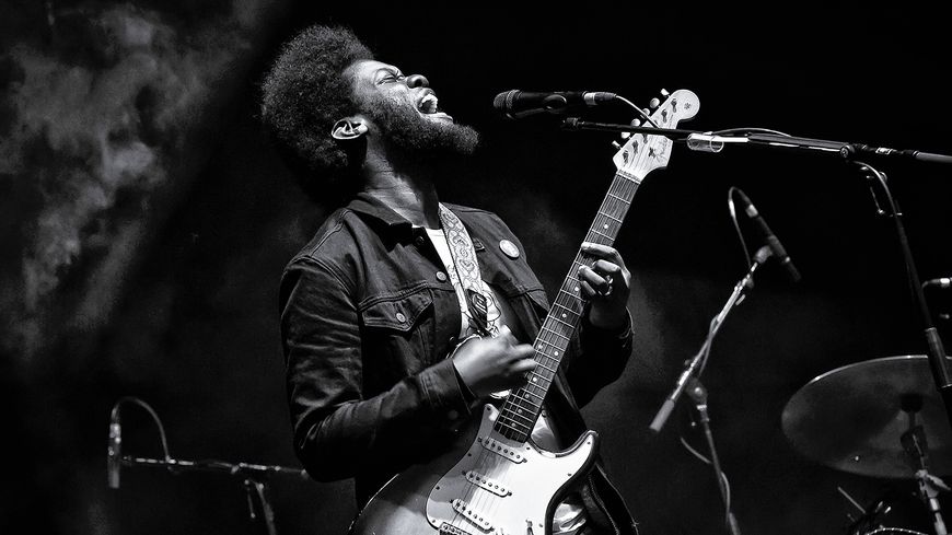 Michael Kiwanuka au Lollapalooza Festival en 2017 / Frank Hoensch/ Redferns via Getty