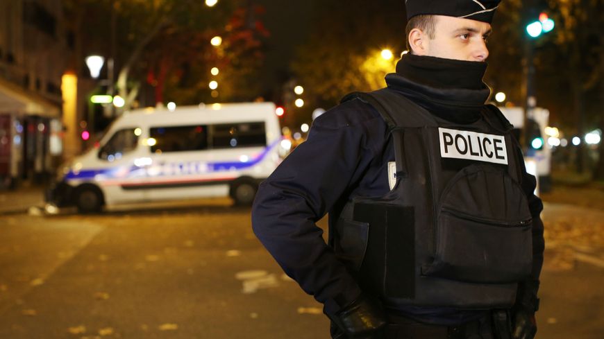Un policier devant le Bataclan le 14 novembre 2015.
