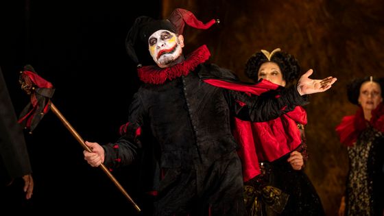 Verdi, Rigoletto – direction musicale Sir Antonio Pappano, mise en scène Oliver Mears : Carlos Álvarez (Rigoletto) - Royal Opera House / Photo by Ellie Kurttz – Londres 2021