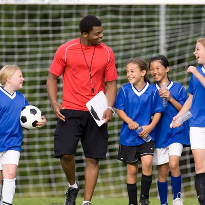 Un entraîneur de football exhorte son équipe à jouer juste