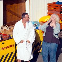 Jacques (Jean Dujardin) s'installe dans la communauté Emmaüs que dirige sa soeur Monique (Yolande Moreau) avant de créer l'entreprise qui le rendra riche...