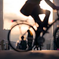 Travailleur sur son vélo à la Défense (Paris)