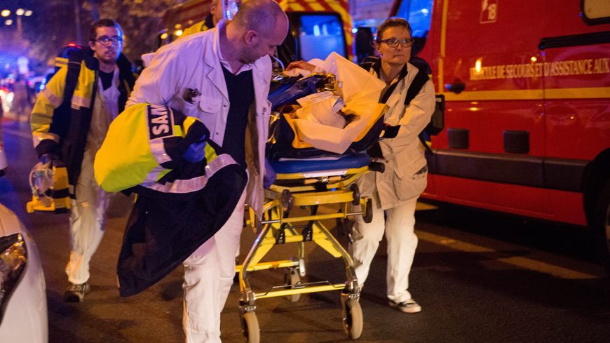 Prise en charge d'un blessé de l'attaque terroriste prise d'otages du Bataclan au soir du 13 novembre 2015.