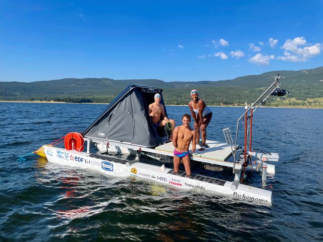 Die drei Schwimmer müssen sich zum Schlafen anziehen und ein 500 Kilogramm schweres Floß aus laminierten Materialien essen.