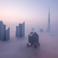 Les gratte-ciels de Dubaï dans le brouillard, Émirats arabes unis.