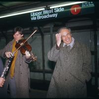 En tournée avec l'Ensemble Inter-Contemporain, le chef d'orchestre, Pierre Boulez, profite du moment où l'un de ses violonistes joue dans le métro à New York